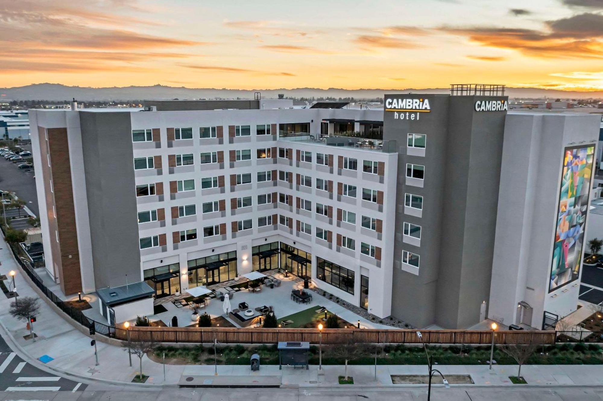Cambria Hotel Burbank Airport Екстер'єр фото